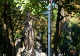 Dzięki wsparciu Fundacji PGE na Starych Powązkach zainstalowano repliki XIX-wiecznych latarni