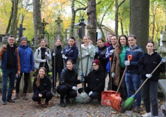 W trosce o historię. Wolontariusze Grupy GK PFR porządkują Stare Powązki