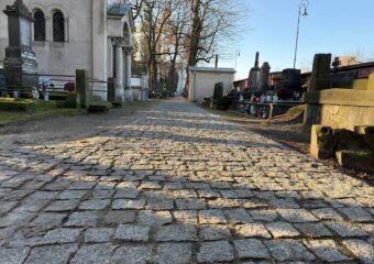 Zakończenie tegorocznego zakresu prac przy remoncie historycznej nawierzchni Starych Powązek